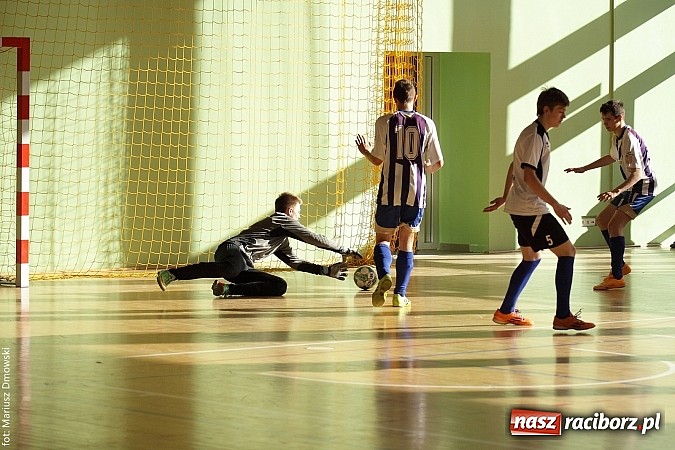 Zdjęcie w galerii na portalu naszraciborz.pl: Puchar starosty w rękach raciborskiej Unii wiadomości z regionu