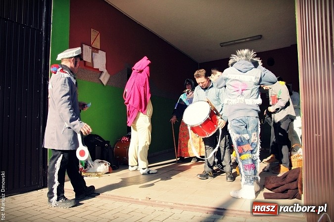 Zdjęcie w galerii na portalu naszraciborz.pl: W parafii Sławików żegnali dziś karnawał. Po wsiach chodził niedźwiedź wiadomości z regionu