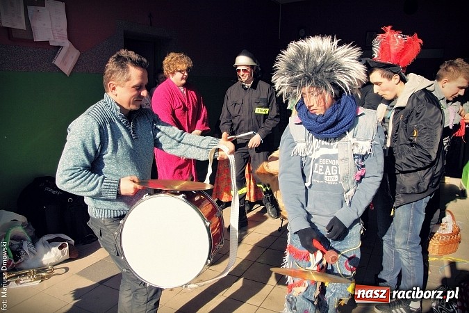 Zdjęcie w galerii na portalu naszraciborz.pl: W parafii Sławików żegnali dziś karnawał. Po wsiach chodził niedźwiedź wiadomości z regionu
