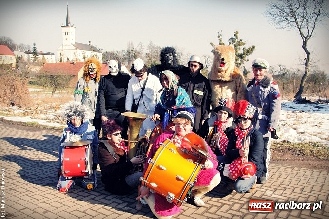 Zdjęcie w galerii na portalu naszraciborz.pl: W parafii Sławików żegnali dziś karnawał. Po wsiach chodził niedźwiedź wiadomości z regionu