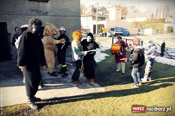 Zdjęcie w galerii na portalu naszraciborz.pl: W parafii Sławików żegnali dziś karnawał. Po wsiach chodził niedźwiedź wiadomości z regionu