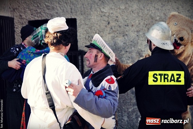 Zdjęcie w galerii na portalu naszraciborz.pl: W parafii Sławików żegnali dziś karnawał. Po wsiach chodził niedźwiedź wiadomości z regionu