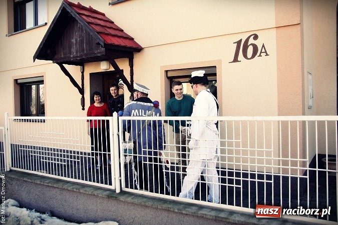 Zdjęcie w galerii na portalu naszraciborz.pl: W parafii Sławików żegnali dziś karnawał. Po wsiach chodził niedźwiedź wiadomości z regionu