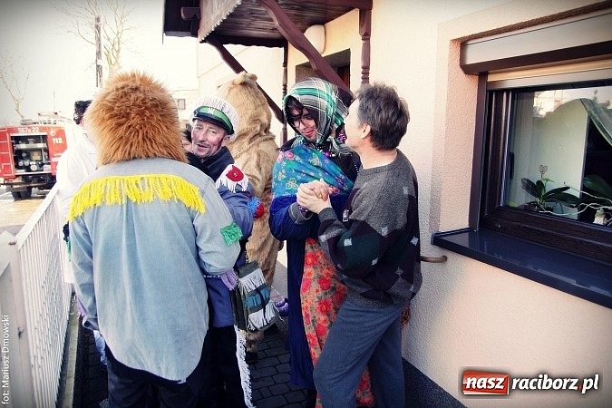 Zdjęcie w galerii na portalu naszraciborz.pl: W parafii Sławików żegnali dziś karnawał. Po wsiach chodził niedźwiedź wiadomości z regionu