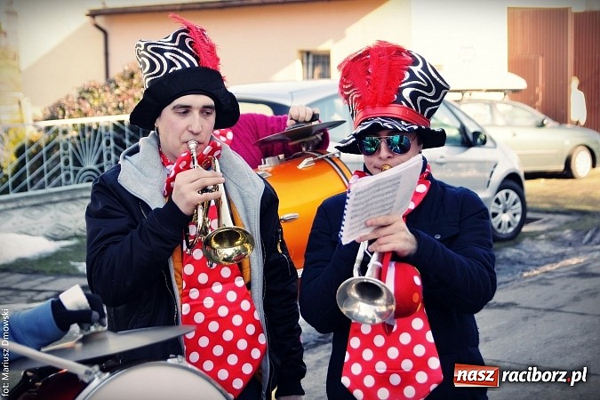 Zdjęcie w galerii na portalu naszraciborz.pl: W parafii Sławików żegnali dziś karnawał. Po wsiach chodził niedźwiedź wiadomości z regionu
