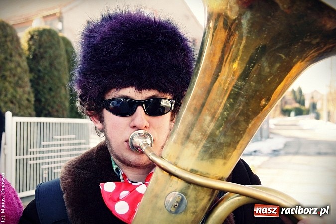 Zdjęcie w galerii na portalu naszraciborz.pl: W parafii Sławików żegnali dziś karnawał. Po wsiach chodził niedźwiedź wiadomości z regionu