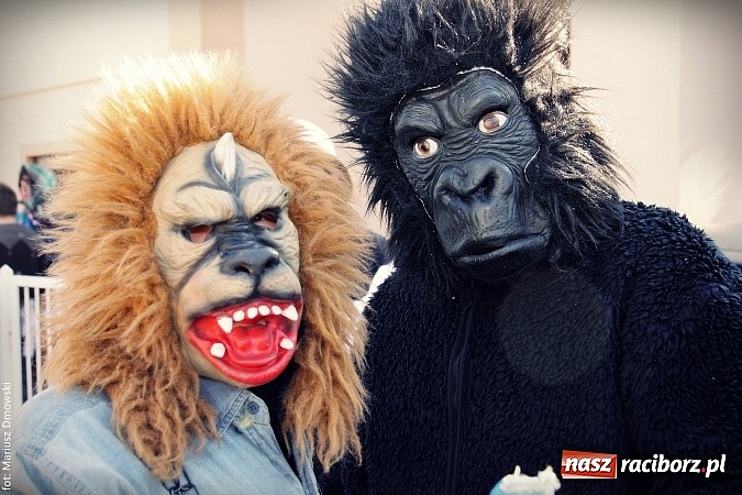 Zdjęcie w galerii na portalu naszraciborz.pl: W parafii Sławików żegnali dziś karnawał. Po wsiach chodził niedźwiedź wiadomości z regionu