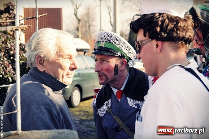 Zdjęcie w galerii na portalu naszraciborz.pl: W parafii Sławików żegnali dziś karnawał. Po wsiach chodził niedźwiedź wiadomości z regionu
