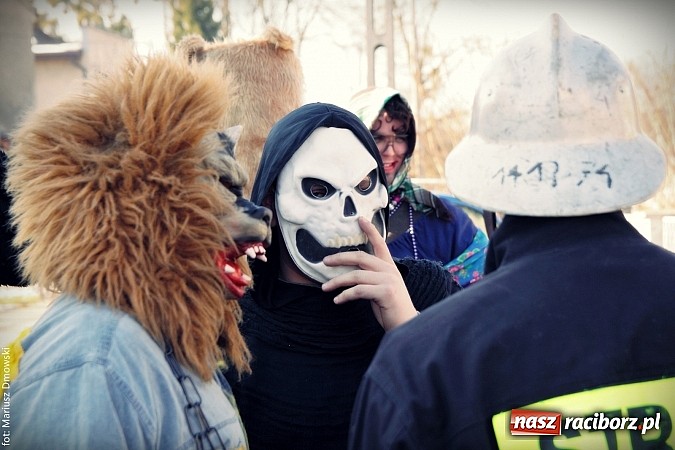 Zdjęcie w galerii na portalu naszraciborz.pl: W parafii Sławików żegnali dziś karnawał. Po wsiach chodził niedźwiedź wiadomości z regionu