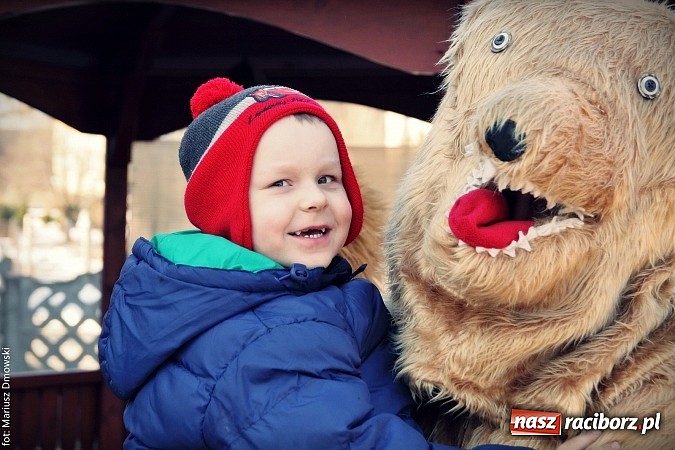 Zdjęcie w galerii na portalu naszraciborz.pl: W parafii Sławików żegnali dziś karnawał. Po wsiach chodził niedźwiedź wiadomości z regionu