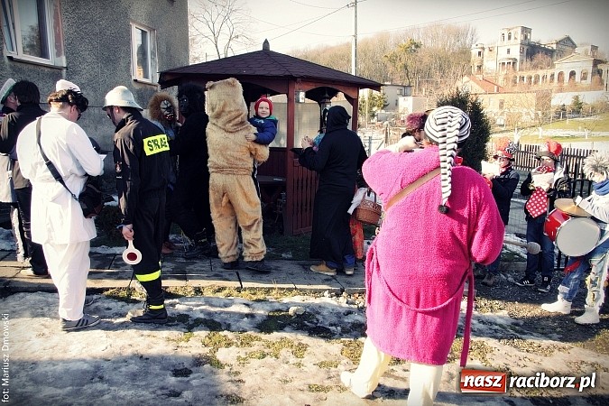 Zdjęcie w galerii na portalu naszraciborz.pl: W parafii Sławików żegnali dziś karnawał. Po wsiach chodził niedźwiedź wiadomości z regionu