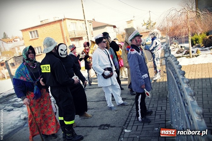 Zdjęcie w galerii na portalu naszraciborz.pl: W parafii Sławików żegnali dziś karnawał. Po wsiach chodził niedźwiedź wiadomości z regionu
