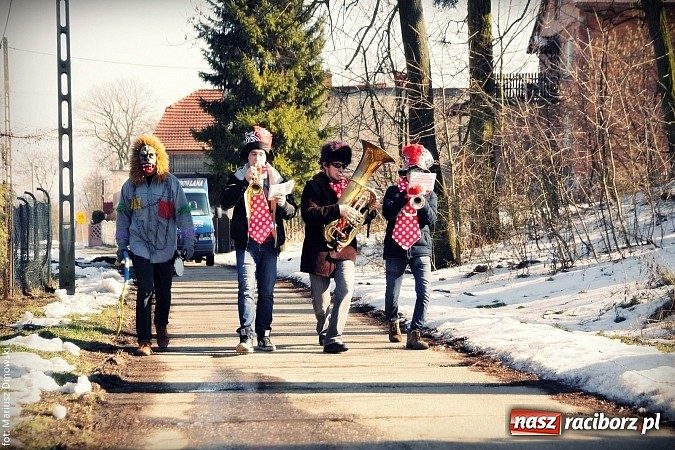Zdjęcie w galerii na portalu naszraciborz.pl: W parafii Sławików żegnali dziś karnawał. Po wsiach chodził niedźwiedź wiadomości z regionu