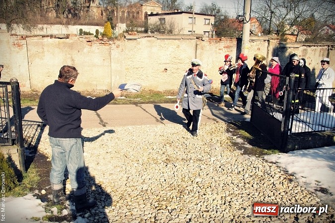 Zdjęcie w galerii na portalu naszraciborz.pl: W parafii Sławików żegnali dziś karnawał. Po wsiach chodził niedźwiedź wiadomości z regionu