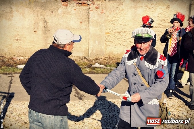 Zdjęcie w galerii na portalu naszraciborz.pl: W parafii Sławików żegnali dziś karnawał. Po wsiach chodził niedźwiedź wiadomości z regionu