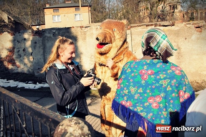 Zdjęcie w galerii na portalu naszraciborz.pl: W parafii Sławików żegnali dziś karnawał. Po wsiach chodził niedźwiedź wiadomości z regionu