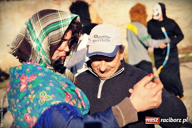 Zdjęcie w galerii na portalu naszraciborz.pl: W parafii Sławików żegnali dziś karnawał. Po wsiach chodził niedźwiedź wiadomości z regionu