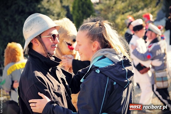 Zdjęcie w galerii na portalu naszraciborz.pl: W parafii Sławików żegnali dziś karnawał. Po wsiach chodził niedźwiedź wiadomości z regionu