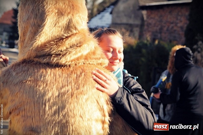 Zdjęcie w galerii na portalu naszraciborz.pl: W parafii Sławików żegnali dziś karnawał. Po wsiach chodził niedźwiedź wiadomości z regionu