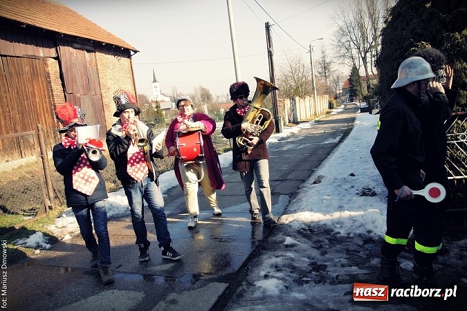 Zdjęcie w galerii na portalu naszraciborz.pl: W parafii Sławików żegnali dziś karnawał. Po wsiach chodził niedźwiedź wiadomości z regionu