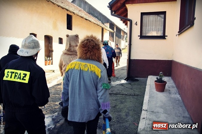Zdjęcie w galerii na portalu naszraciborz.pl: W parafii Sławików żegnali dziś karnawał. Po wsiach chodził niedźwiedź wiadomości z regionu
