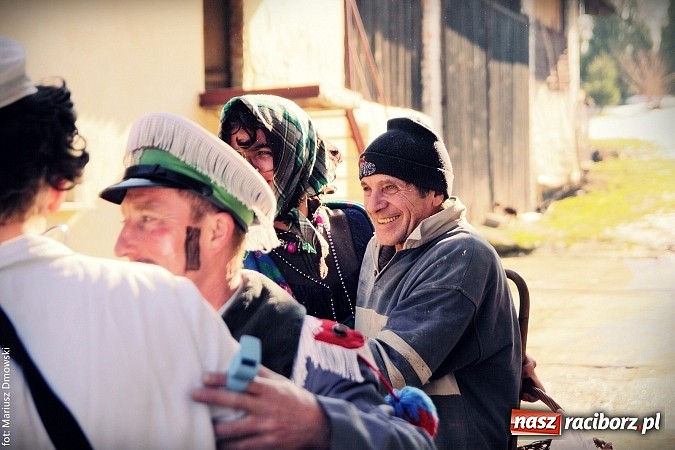 Zdjęcie w galerii na portalu naszraciborz.pl: W parafii Sławików żegnali dziś karnawał. Po wsiach chodził niedźwiedź wiadomości z regionu