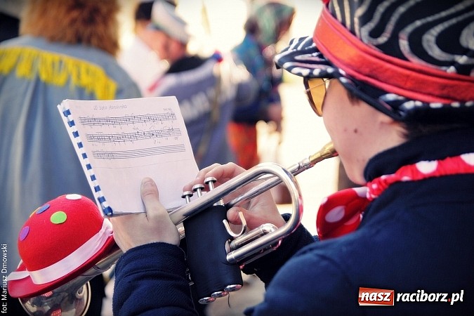 Zdjęcie w galerii na portalu naszraciborz.pl: W parafii Sławików żegnali dziś karnawał. Po wsiach chodził niedźwiedź wiadomości z regionu