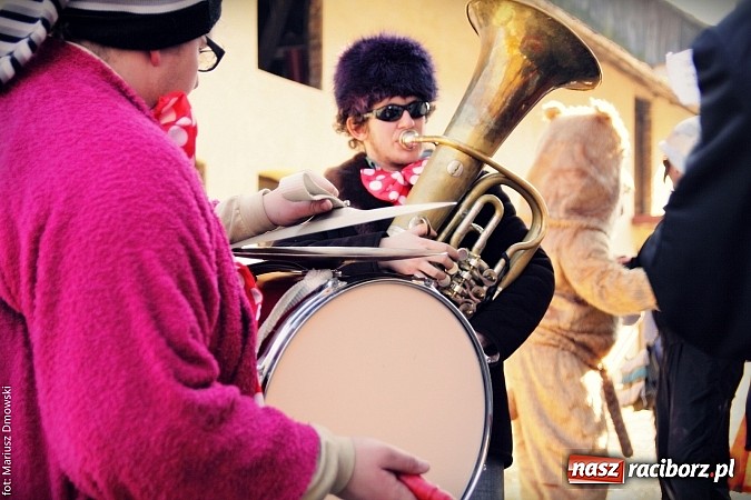 Zdjęcie w galerii na portalu naszraciborz.pl: W parafii Sławików żegnali dziś karnawał. Po wsiach chodził niedźwiedź wiadomości z regionu