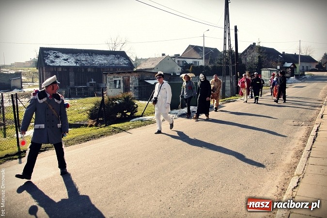 Zdjęcie w galerii na portalu naszraciborz.pl: W parafii Sławików żegnali dziś karnawał. Po wsiach chodził niedźwiedź wiadomości z regionu
