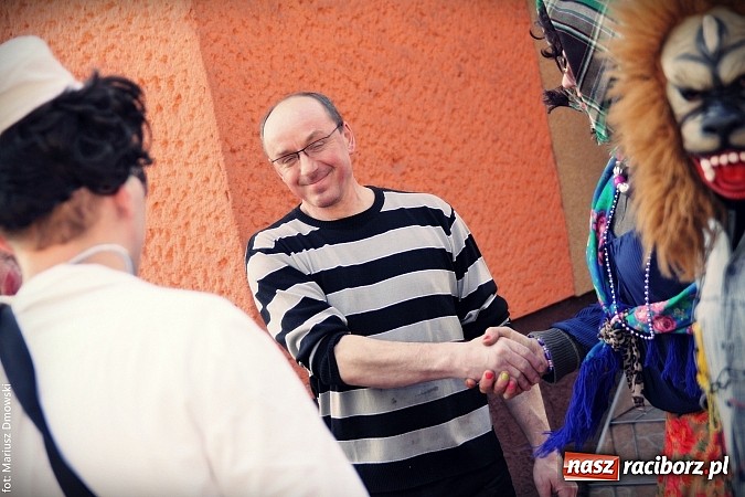 Zdjęcie w galerii na portalu naszraciborz.pl: W parafii Sławików żegnali dziś karnawał. Po wsiach chodził niedźwiedź wiadomości z regionu