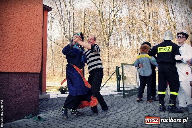 Zdjęcie w galerii na portalu naszraciborz.pl: W parafii Sławików żegnali dziś karnawał. Po wsiach chodził niedźwiedź wiadomości z regionu