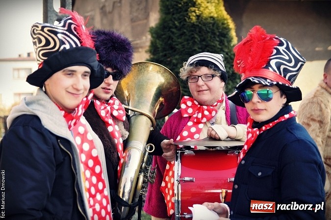 Zdjęcie w galerii na portalu naszraciborz.pl: W parafii Sławików żegnali dziś karnawał. Po wsiach chodził niedźwiedź wiadomości z regionu