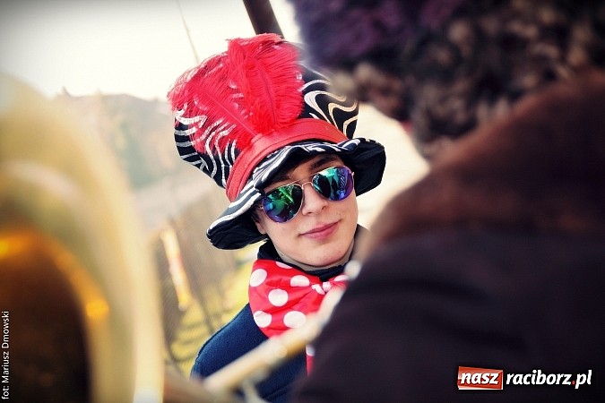 Zdjęcie w galerii na portalu naszraciborz.pl: W parafii Sławików żegnali dziś karnawał. Po wsiach chodził niedźwiedź wiadomości z regionu