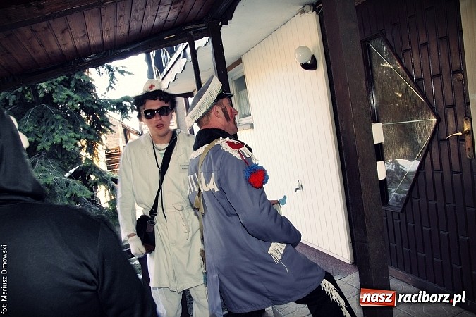 Zdjęcie w galerii na portalu naszraciborz.pl: W parafii Sławików żegnali dziś karnawał. Po wsiach chodził niedźwiedź wiadomości z regionu