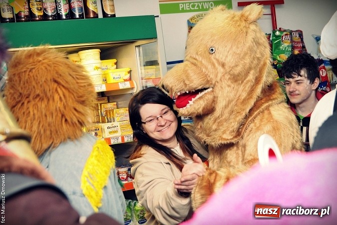 Zdjęcie w galerii na portalu naszraciborz.pl: W parafii Sławików żegnali dziś karnawał. Po wsiach chodził niedźwiedź wiadomości z regionu
