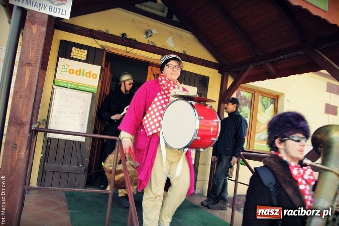 Zdjęcie w galerii na portalu naszraciborz.pl: W parafii Sławików żegnali dziś karnawał. Po wsiach chodził niedźwiedź wiadomości z regionu