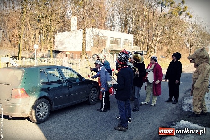 Zdjęcie w galerii na portalu naszraciborz.pl: W parafii Sławików żegnali dziś karnawał. Po wsiach chodził niedźwiedź wiadomości z regionu