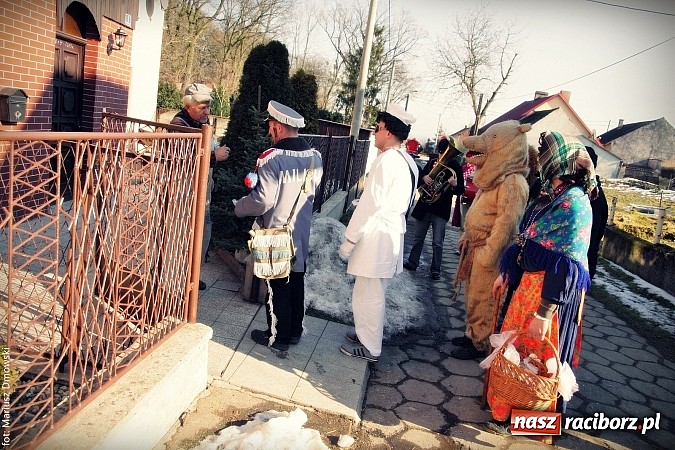 Zdjęcie w galerii na portalu naszraciborz.pl: W parafii Sławików żegnali dziś karnawał. Po wsiach chodził niedźwiedź wiadomości z regionu