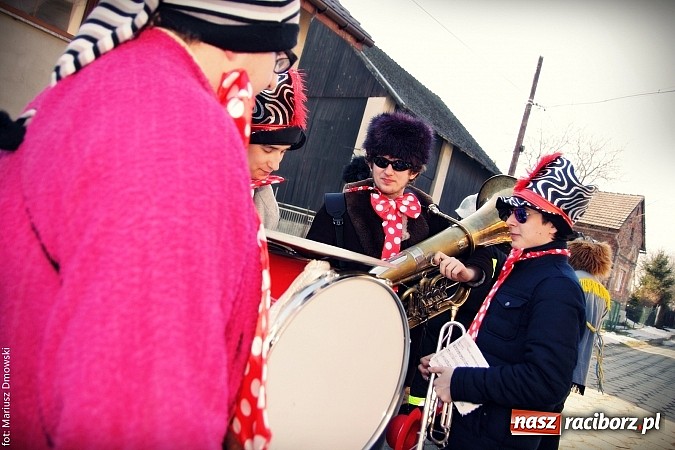 Zdjęcie w galerii na portalu naszraciborz.pl: W parafii Sławików żegnali dziś karnawał. Po wsiach chodził niedźwiedź wiadomości z regionu