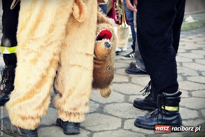 Zdjęcie w galerii na portalu naszraciborz.pl: W parafii Sławików żegnali dziś karnawał. Po wsiach chodził niedźwiedź wiadomości z regionu