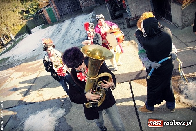 Zdjęcie w galerii na portalu naszraciborz.pl: W parafii Sławików żegnali dziś karnawał. Po wsiach chodził niedźwiedź wiadomości z regionu