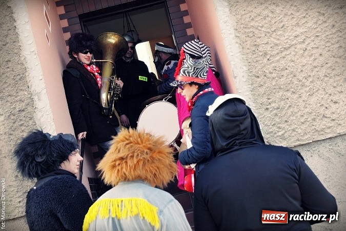 Zdjęcie w galerii na portalu naszraciborz.pl: W parafii Sławików żegnali dziś karnawał. Po wsiach chodził niedźwiedź wiadomości z regionu