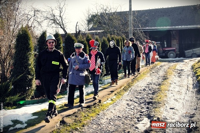Zdjęcie w galerii na portalu naszraciborz.pl: W parafii Sławików żegnali dziś karnawał. Po wsiach chodził niedźwiedź wiadomości z regionu