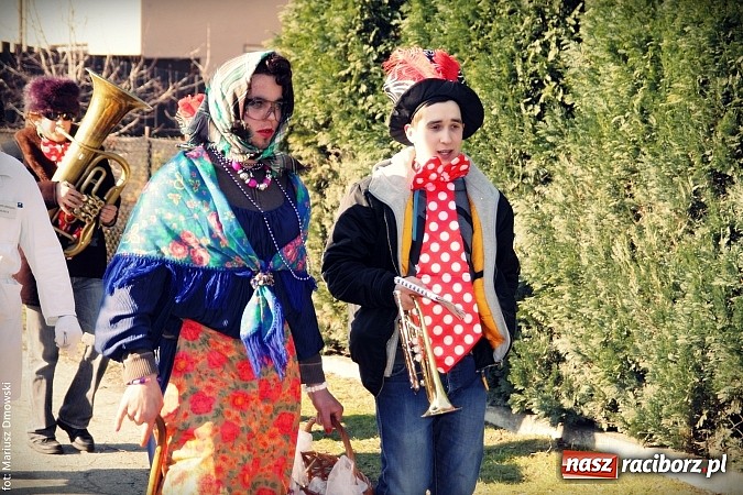 Zdjęcie w galerii na portalu naszraciborz.pl: W parafii Sławików żegnali dziś karnawał. Po wsiach chodził niedźwiedź wiadomości z regionu