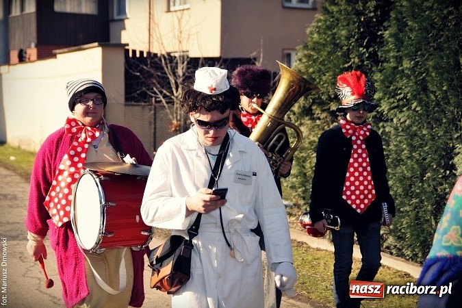 Zdjęcie w galerii na portalu naszraciborz.pl: W parafii Sławików żegnali dziś karnawał. Po wsiach chodził niedźwiedź wiadomości z regionu