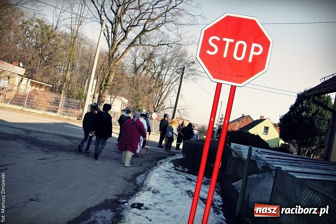 Zdjęcie w galerii na portalu naszraciborz.pl: W parafii Sławików żegnali dziś karnawał. Po wsiach chodził niedźwiedź wiadomości z regionu