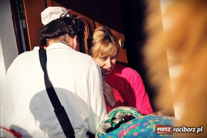 Zdjęcie w galerii na portalu naszraciborz.pl: W parafii Sławików żegnali dziś karnawał. Po wsiach chodził niedźwiedź wiadomości z regionu