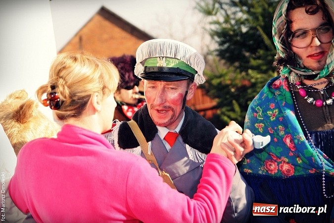 Zdjęcie w galerii na portalu naszraciborz.pl: W parafii Sławików żegnali dziś karnawał. Po wsiach chodził niedźwiedź wiadomości z regionu