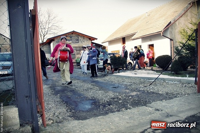 Zdjęcie w galerii na portalu naszraciborz.pl: W parafii Sławików żegnali dziś karnawał. Po wsiach chodził niedźwiedź wiadomości z regionu