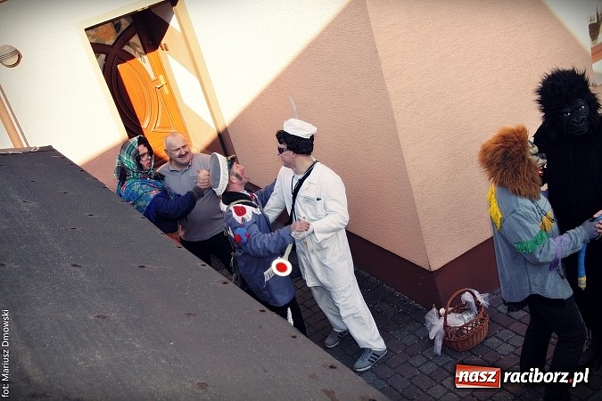 Zdjęcie w galerii na portalu naszraciborz.pl: W parafii Sławików żegnali dziś karnawał. Po wsiach chodził niedźwiedź wiadomości z regionu